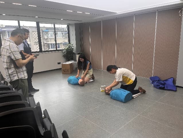 一群人在房间里
中度可信度描述已自动生成