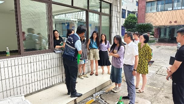 一群人站在建筑外面
描述已自动生成